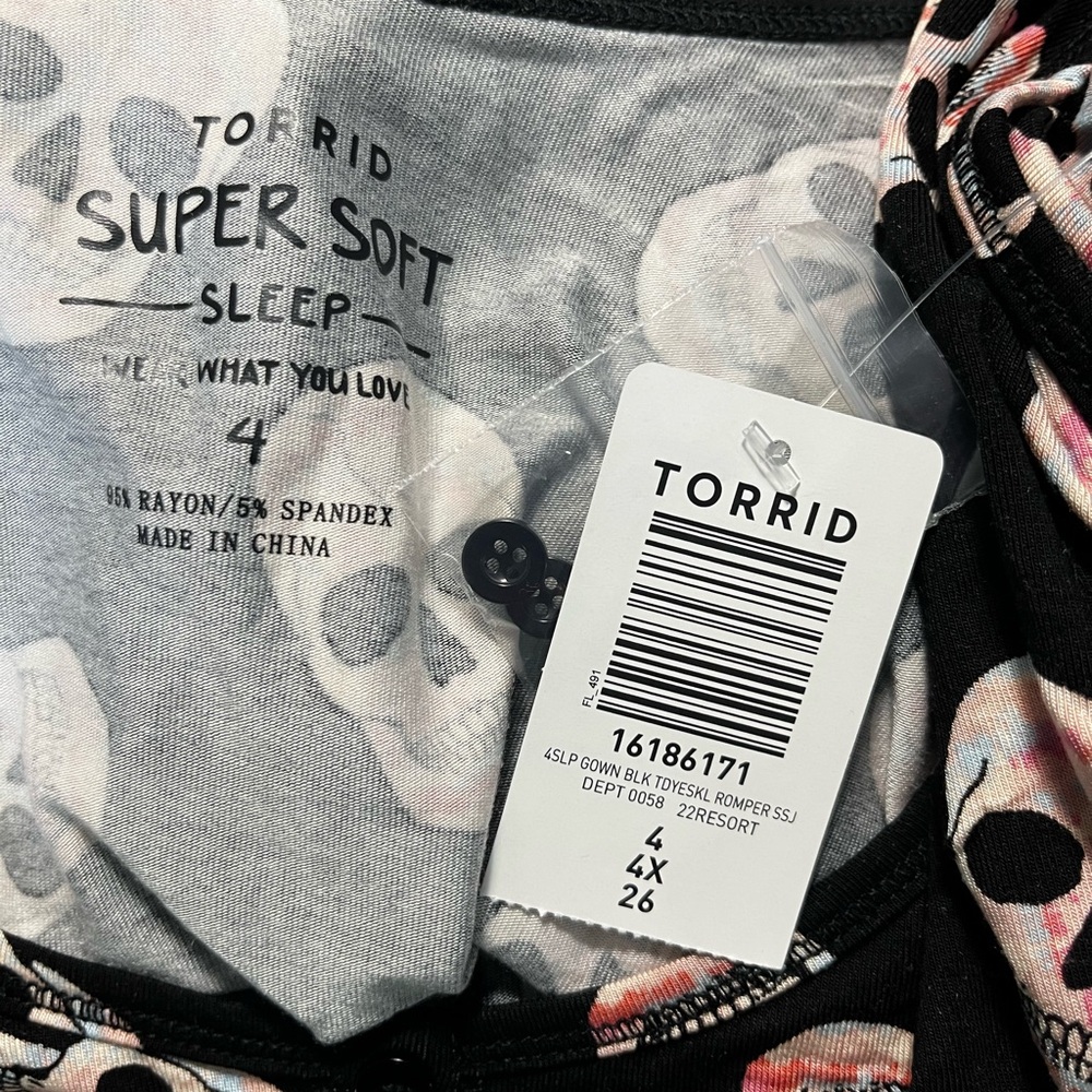 New Torrid Super Soft Sleep Romper Skulls size 4 4X 26 Womens - Picture 2 of 2